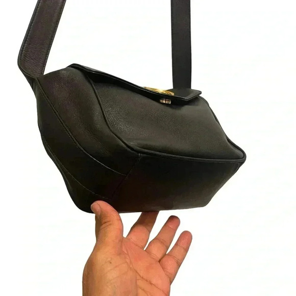 Gucci horsebit Leather Black
Crossbody Mini bag Used but in good condition - Picture 5 of 11